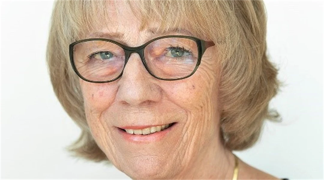 Porträtt av leende kvinna.