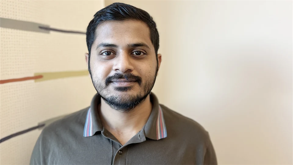 Närbild av man med mustasch och kort skägg.