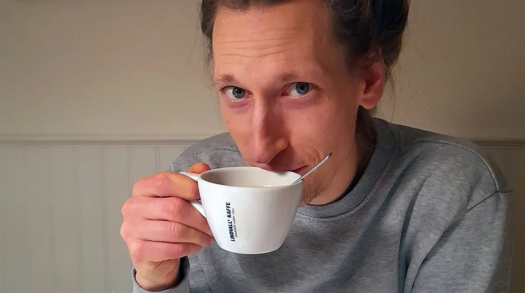 Bobo Bäckström sitter vid matbordet och dricker kaffer