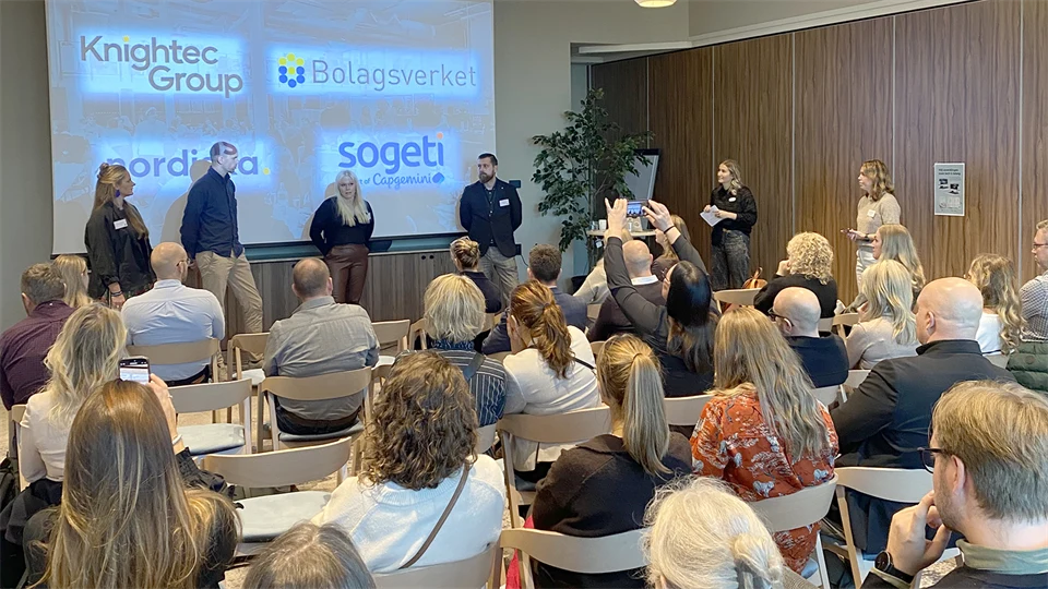 Publik som lyssnar till talare