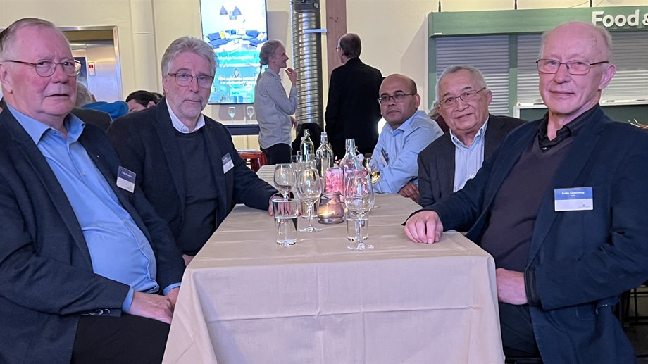Från vänster: Örjan Pettersson, fd VD SCA R&D Centre (när FSCN startade), Per Engstrand, professor vid FSCN, Hafizur Rahman, forskare vid FSCN, Myat Htun, grundaren och första centrumledaren för FSCN, Folke Österberg, fd SCA R&D Centre.