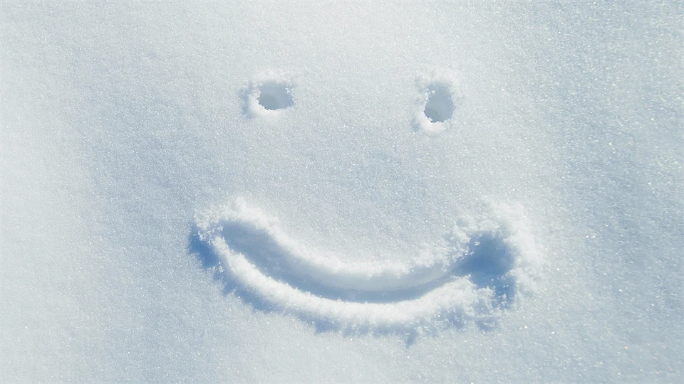 Glad gubbe ritad i snön, beskuren 