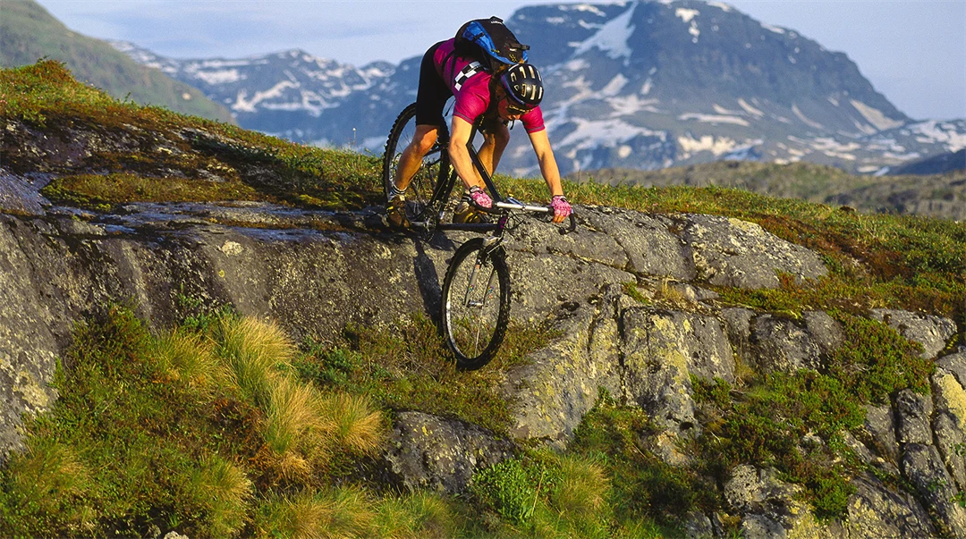 Cyklist i fjällmiljö