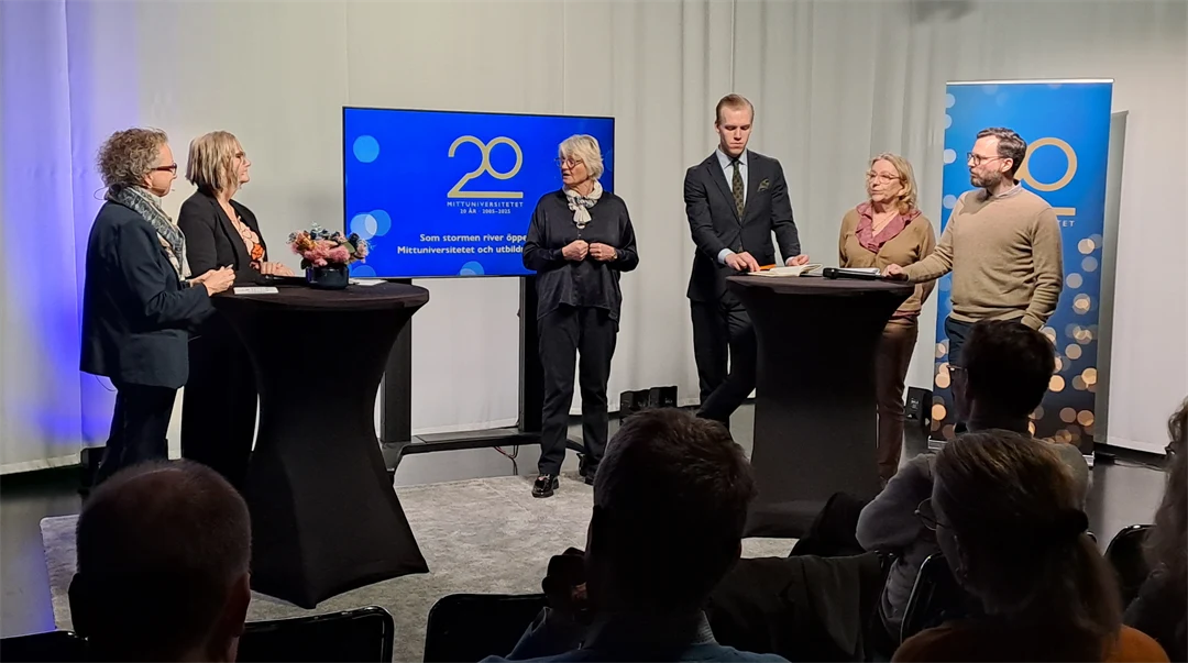 Fyra kvinnor och två män vid två ståbord i en tv-studio