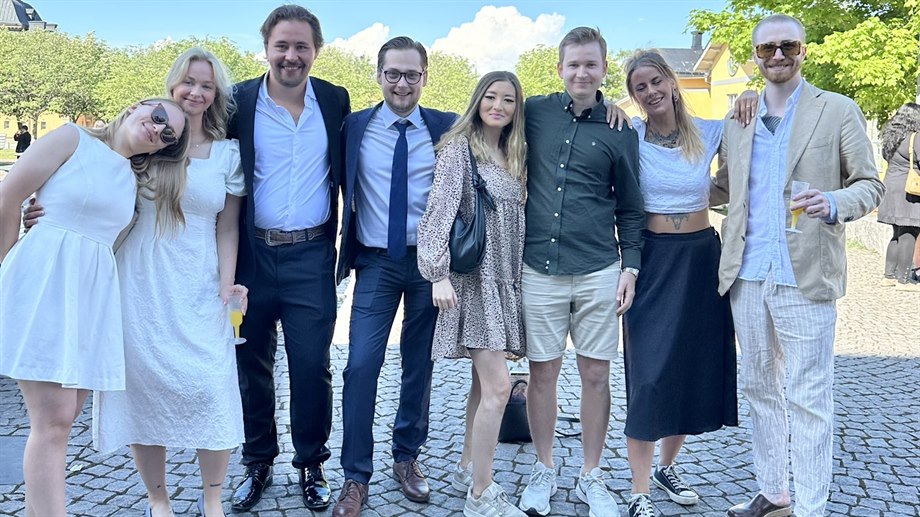 Glada studenter numera alumner.