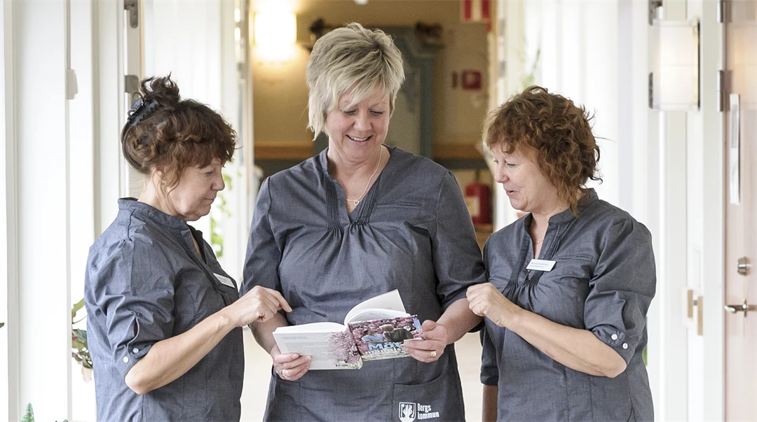Södermanmodellen i Bergs kommun, Doris (t v) och Monica Söderman implementerar Södermanmodellen på Tallgläntans vårdboende, Hackås tillsammans med Eva-Karin Åkerberg, enhetschef.