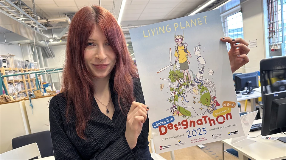 en kvinna visar upp en poster