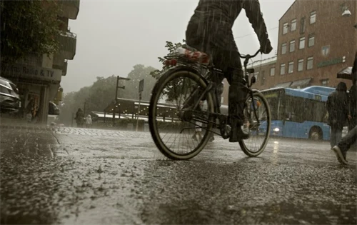 Cyklist i regn.