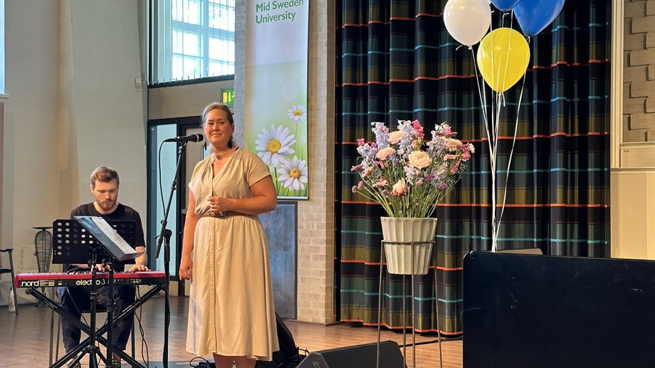 Sång av Lina O Lindström med ack av. Magnus Pettersson.