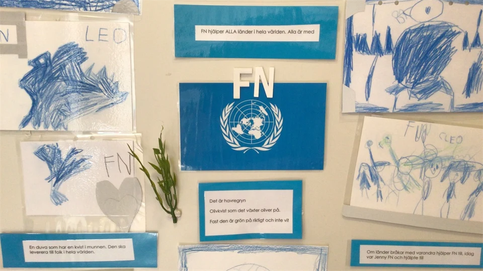 Teckningar som illustrerar FN i blått och vitt