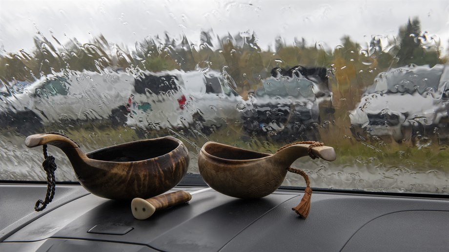 Kaffe i bilen i väntan på att det ska sluta regna.