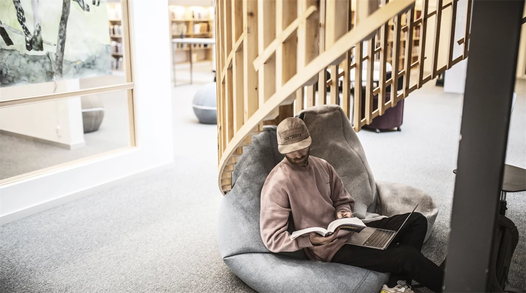 Studenter i campusmiljö.