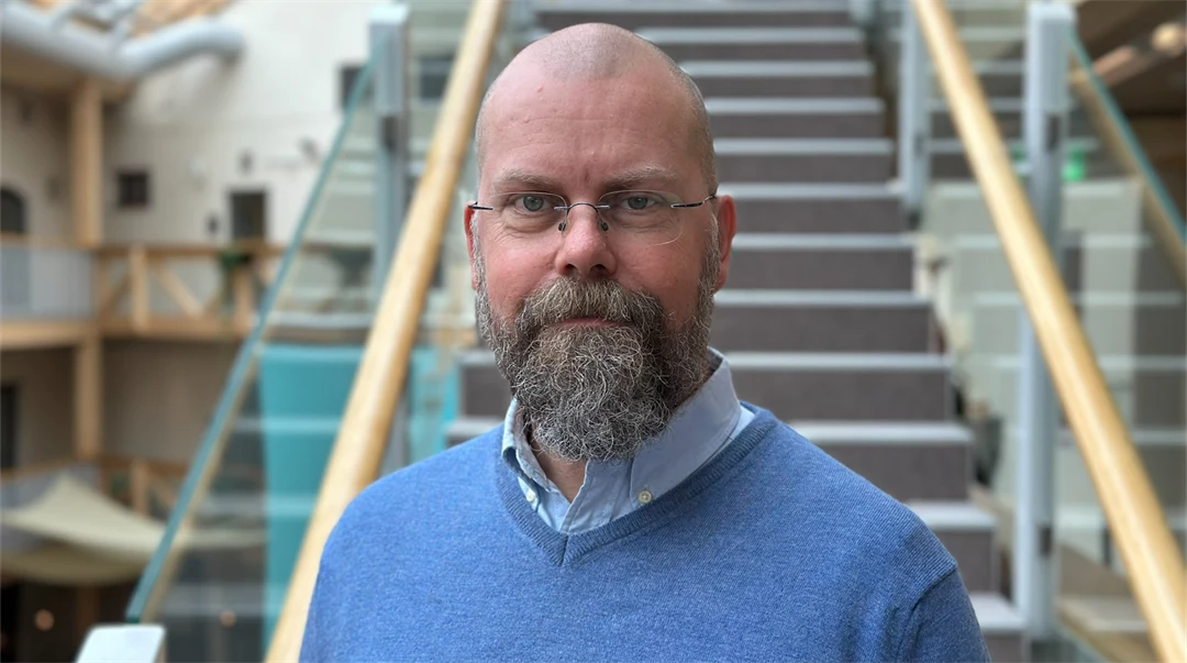 Marcus Sundgren framför en trappa i Grönborg