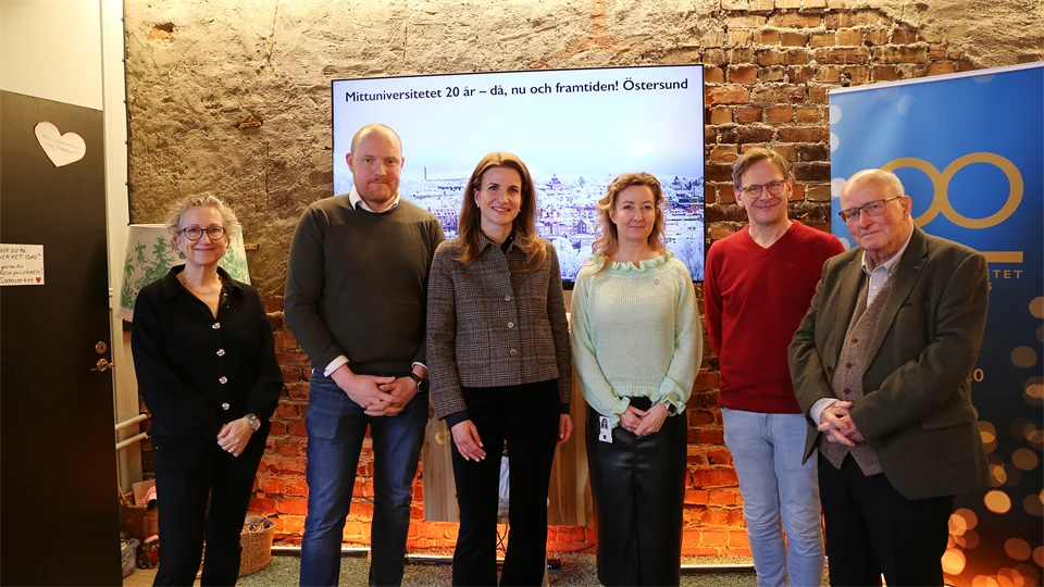 Sex personer står bredvid varandra.