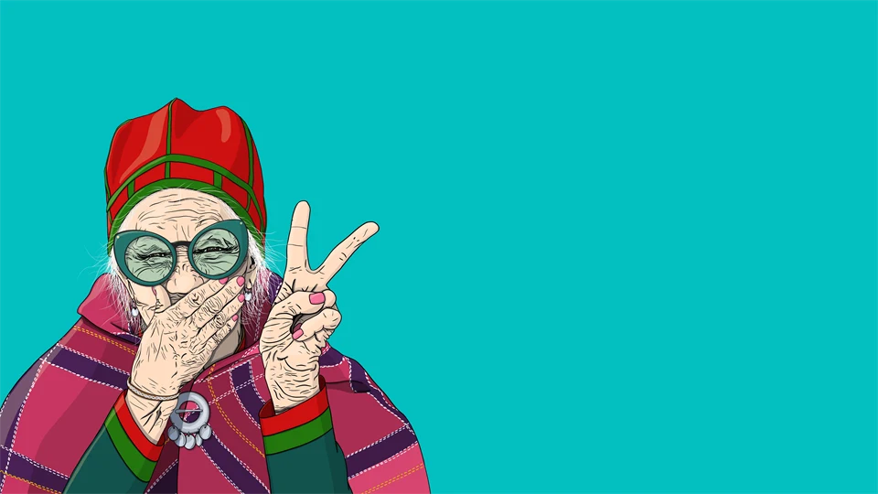 En samisk äldre kvinna som skrattar.