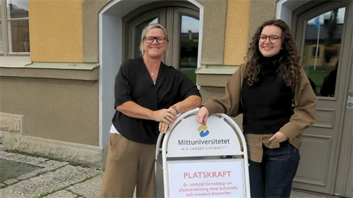 Lena Sjödin Roman och Jeanna Hylén Ullman utanför byggnaden på campus i Östersund där PLATSKRAFT hölls
