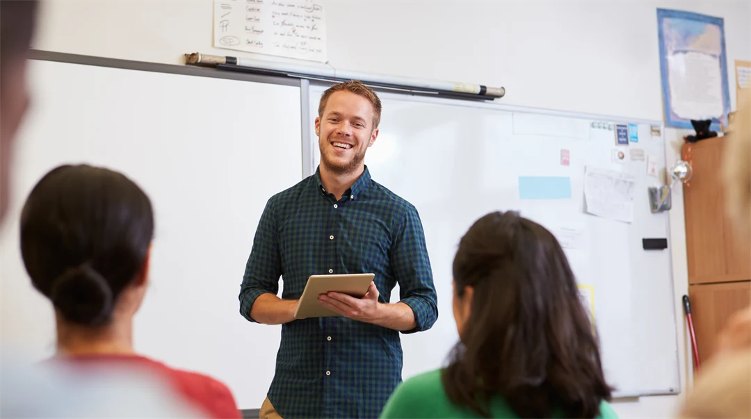 En man som står i en föreläsningssal framför studenter.