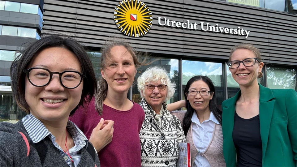 Fem personer som står framför Utrecht universitet i Nederländerna