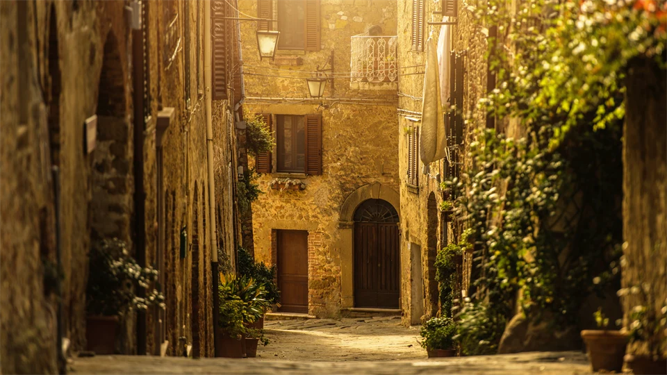 En smal gränd i Toscana