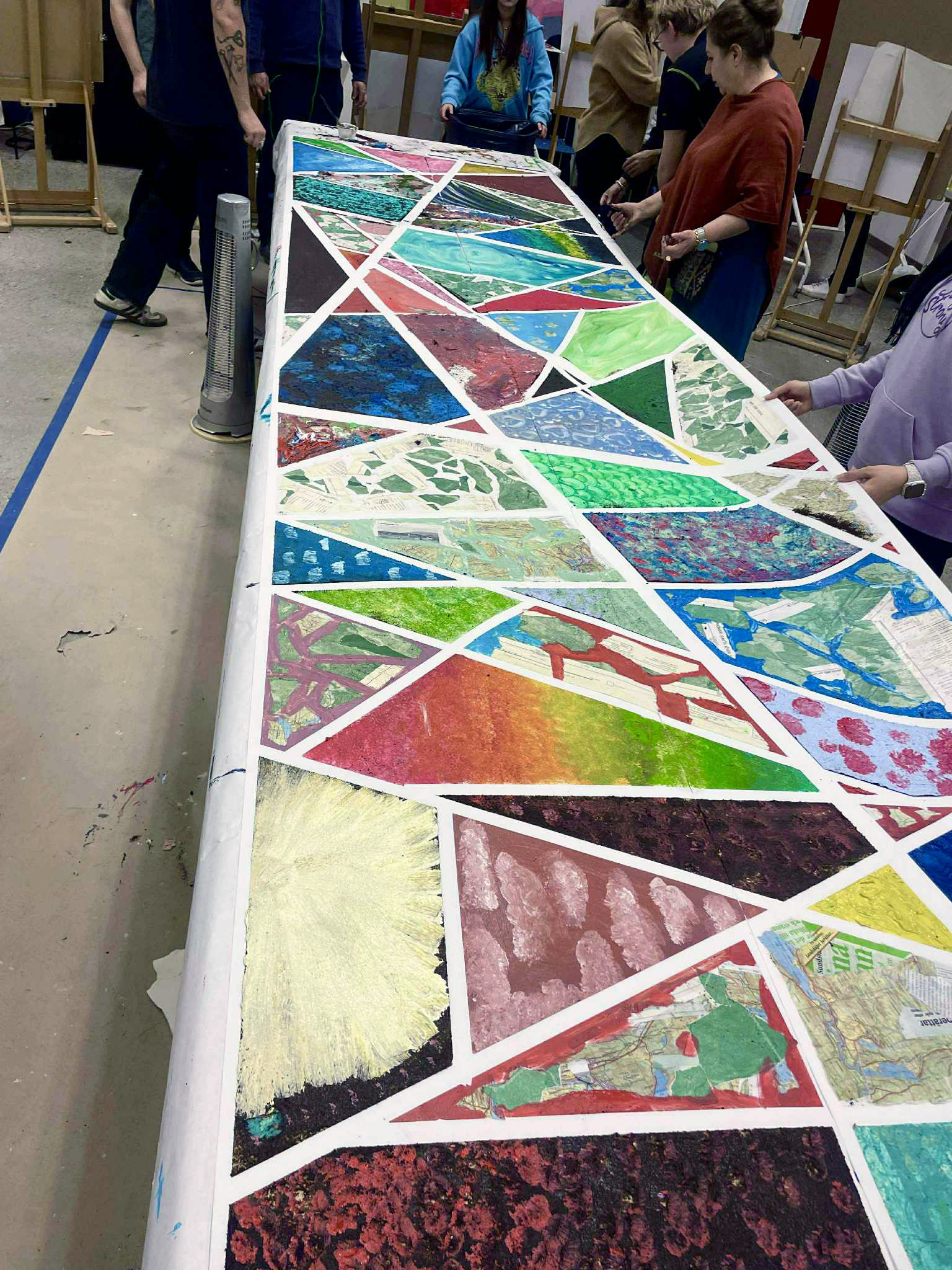 Ett långt bord med en lång målning på