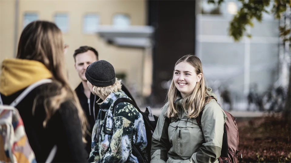 Studenter i campusmiljö.