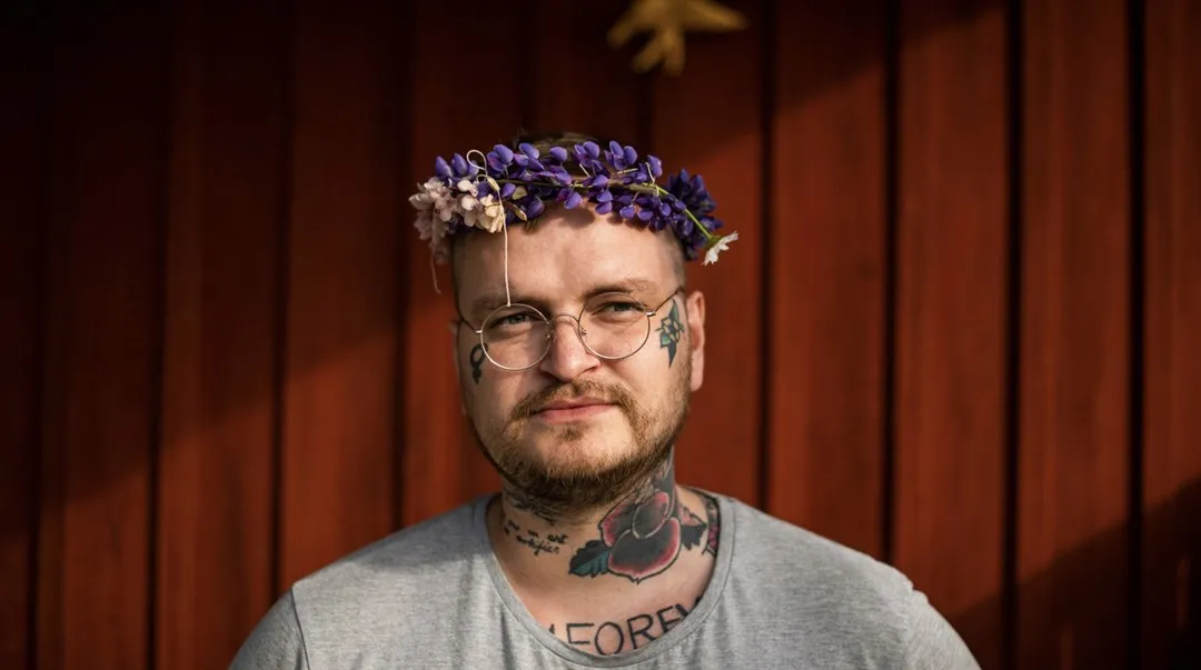 Christian Holmberg Sjöling  med blomsterkrans på huvudet.