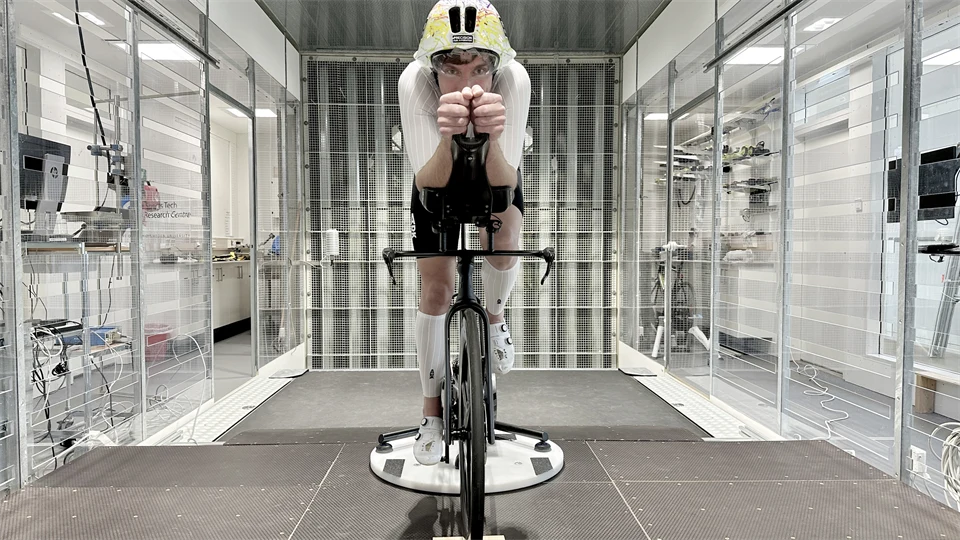 Man som sitter på cykel inomhus