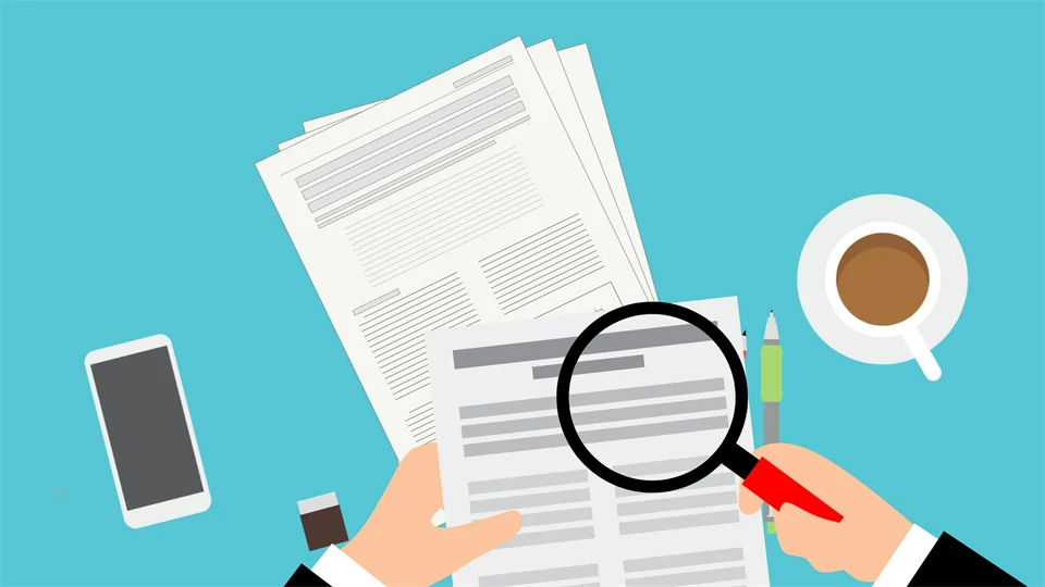 Tecknad bild med perspektiv utifrån en person som undersöker en hög med dokument.