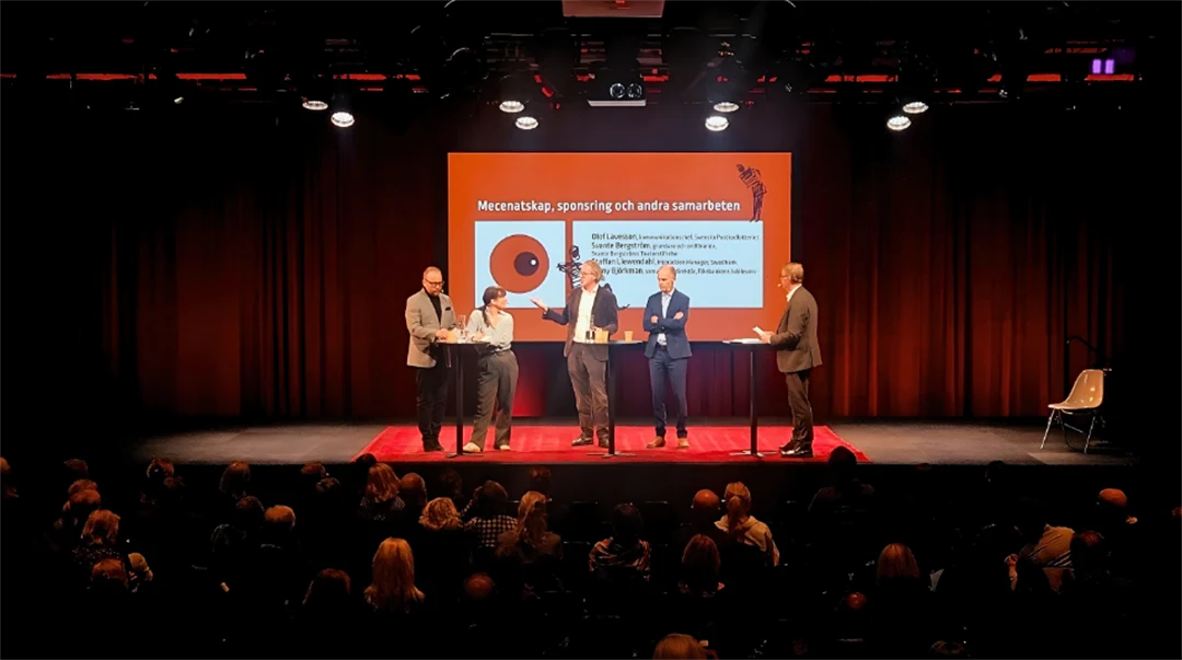 Fem talare står på en scen under evenemanget