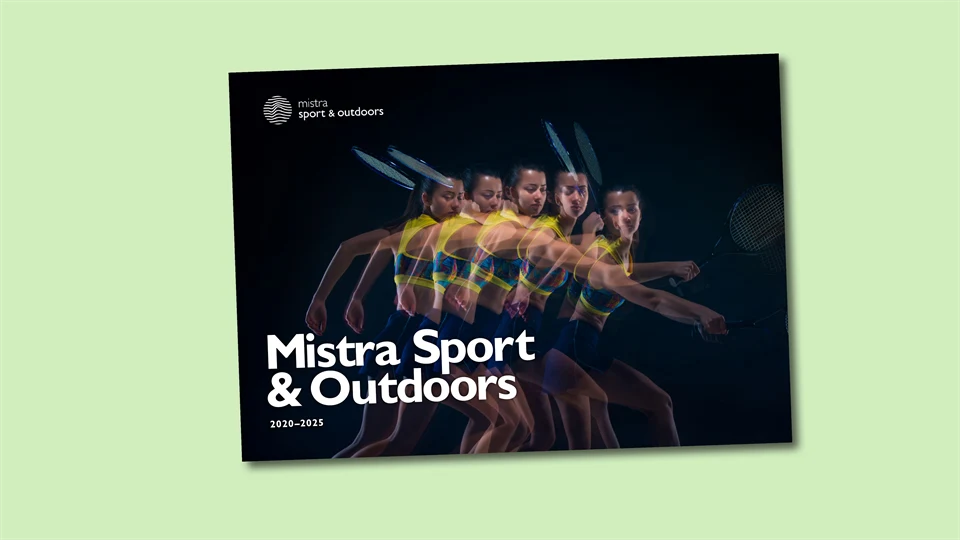 Omslaget till rapporten Mistra Sport & Outdoors 2020-2025 mot en ljusgrön bakgrund.