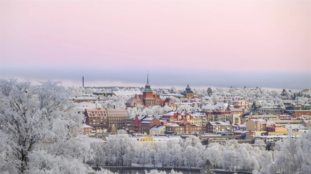 Vy över Östersunds stad i vinterskrud. 