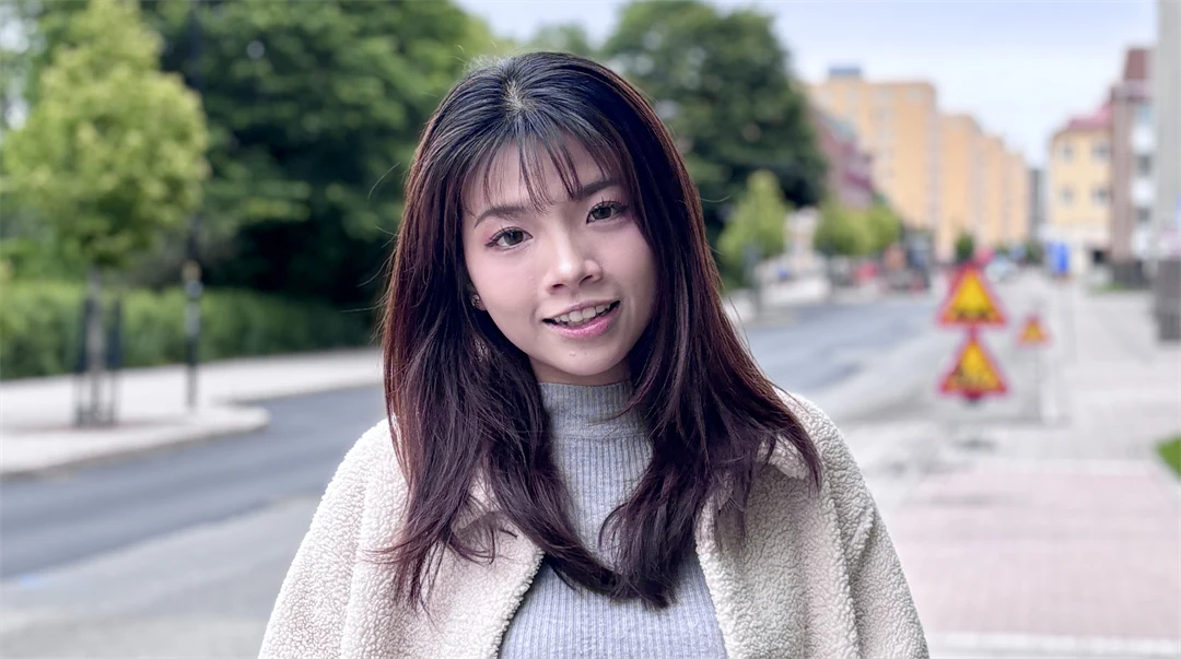 En kvinna med vit jacka