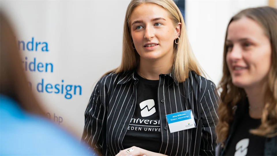 Två studentambassadörer som jobbar i monter. 