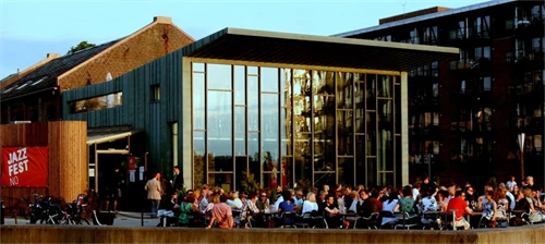 En fyrkantig byggnad med glasfasad.