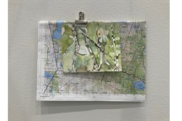 I Kroppens kartografi har konstnären tittat djupare på begreppet karta. På Lantmäteriets karta är landskapet översatt till tecken. Kroppens karta tecknas av erfarenheter, minnen, dofter, i ett mitt-i-perspektiv.