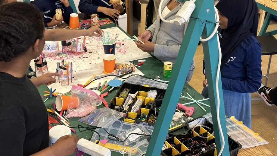 Tjejerna ska skapa en wigglebot, en robot som kan snurra runt och måla