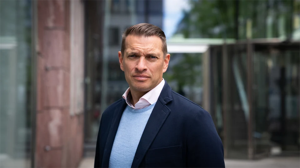 Mannen på bilden är privatekonom på Nordea