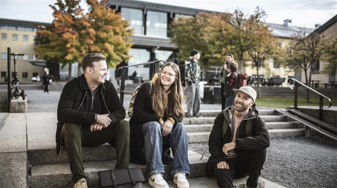 Studenter i campusmiljö.