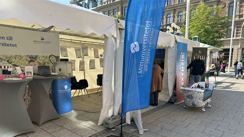 ett tält och en blå flagga
