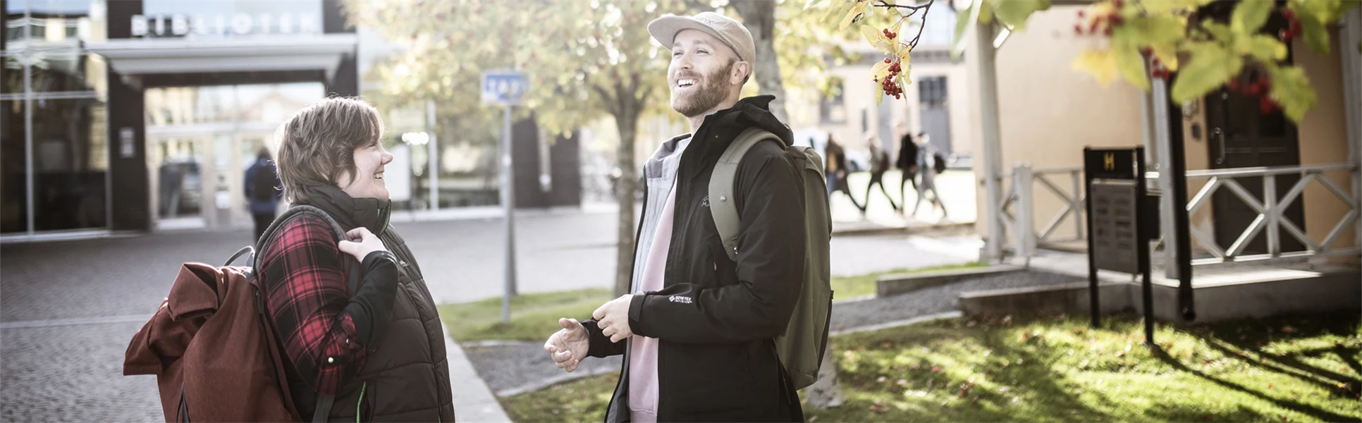 Two students outside the library, Campus Östersund