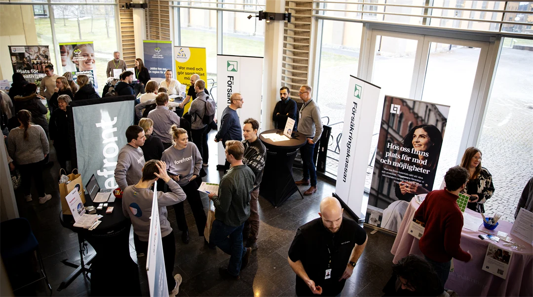 Översiktsbild över en sal full av människor.