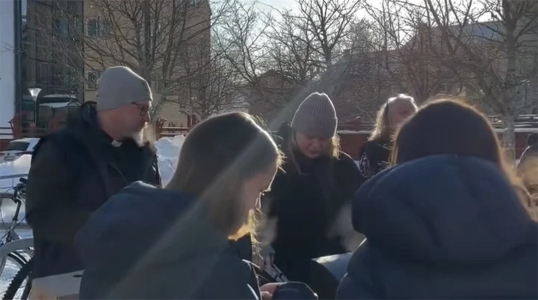 studenter som grillar korv utomhus
