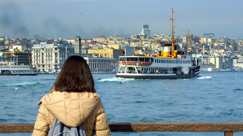 Kvinna tittar ut över vattnet i Istanbul, Turkiet