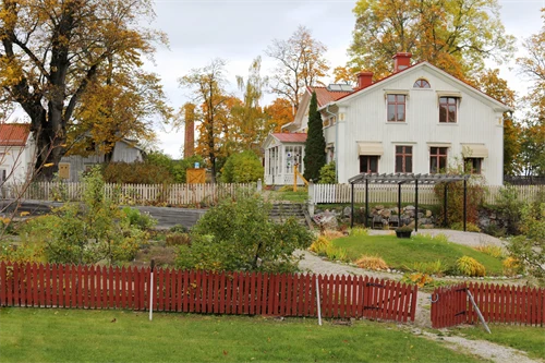 Svartviks industriminnens lummiga trädgård i höstskrud