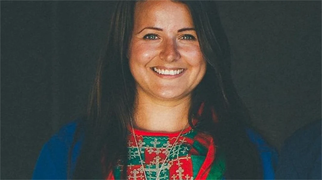 En person som bär en blå kolt