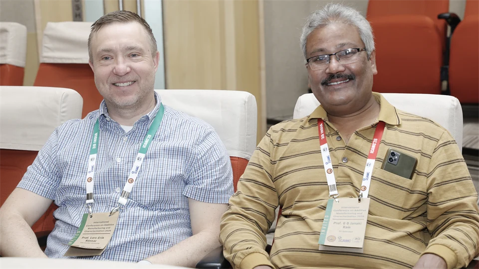 Två män sitter i en föreläsningssal.