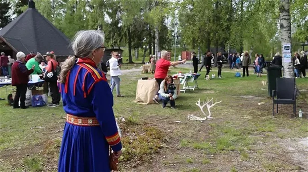 Samer och besökare på en öppen yta