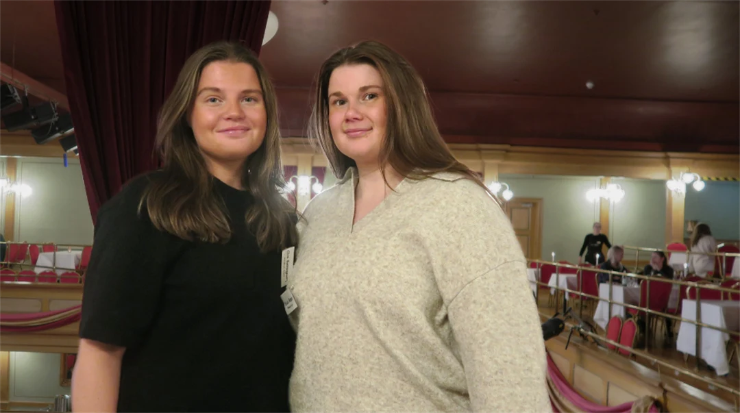 Elin Sveningson och Felicia Persson står bredvid varandra på läktaren inne i lokalerna för Turismdagen