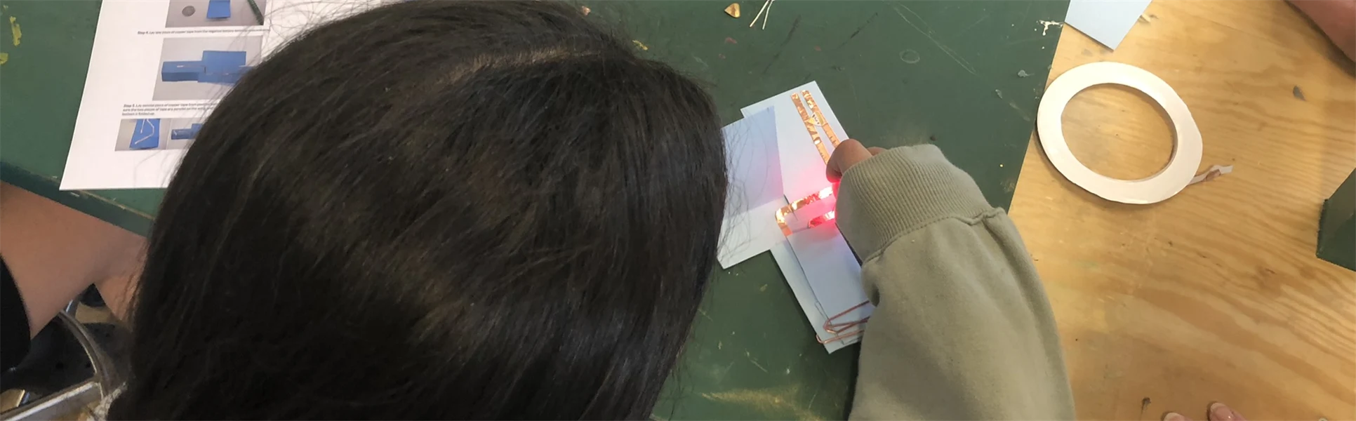 En flicka som tillverkrar en helikopter i Makerspace.
