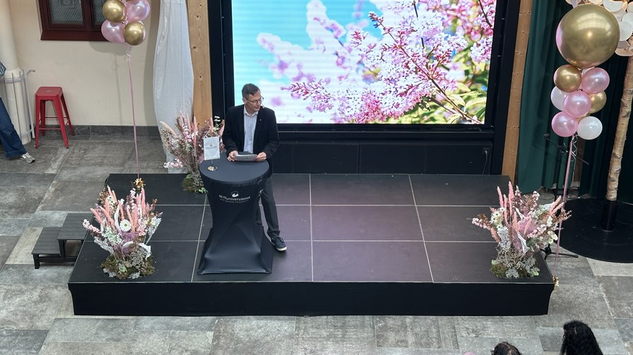 Rektor Anders Fällström håller inledningstalet.